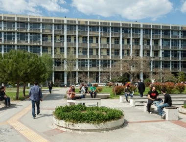 «Ανέβηκαν» οι τόνοι στο ΑΠΘ- Φοιτητές απέκλεισαν την είσοδο της Πολυτεχνικής Σχολής (φωτο)